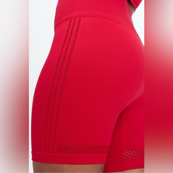 Fabletics Sync Seamless High-Waisted 6'' Short in Sweet Cherry/Plush Pink - Picture 3 of 8